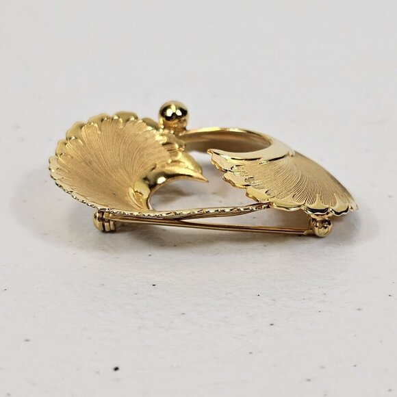 VTG Brooch Coro Signed Brushed Gold Tone Florentine Feather Swirl Simple Classy - Picture 6 of 14